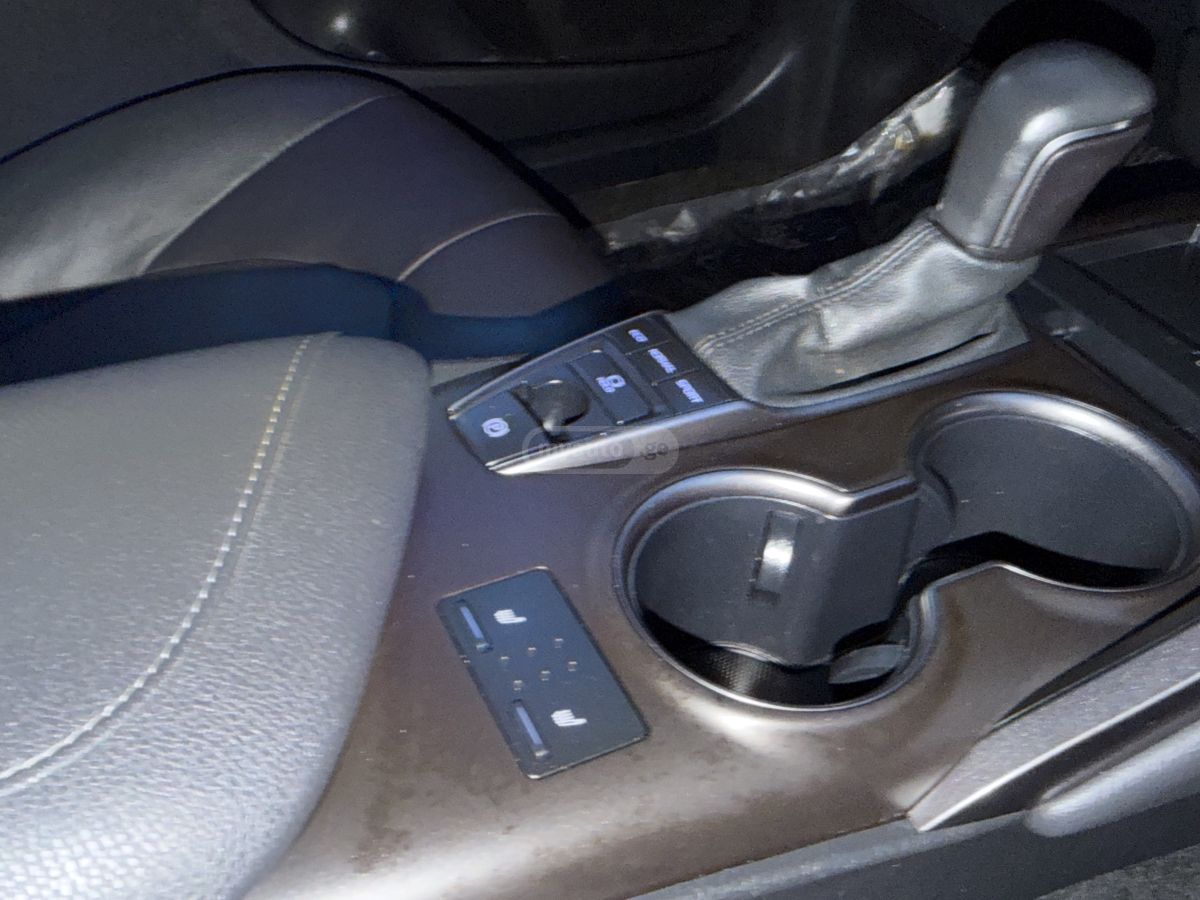 Toyota XSE 4dr Front-Wheel Drive Seda — миниатюра 8