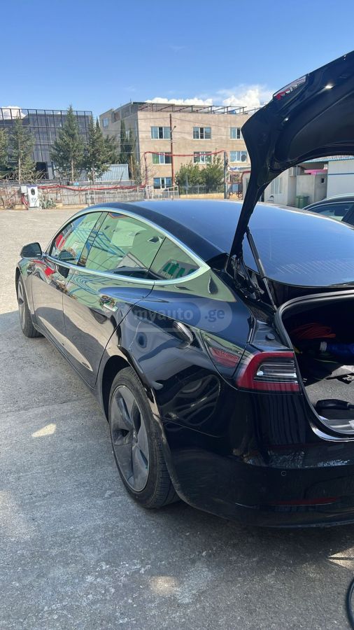 Tesla Model 3 - фото 1