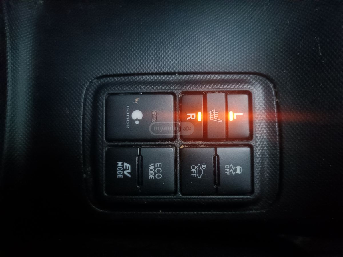 Toyota Aqua - фото 11