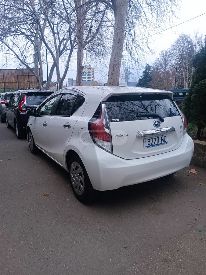 Toyota Aqua - фото 4