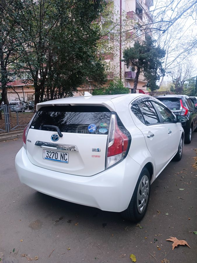 Toyota Aqua - фото 5