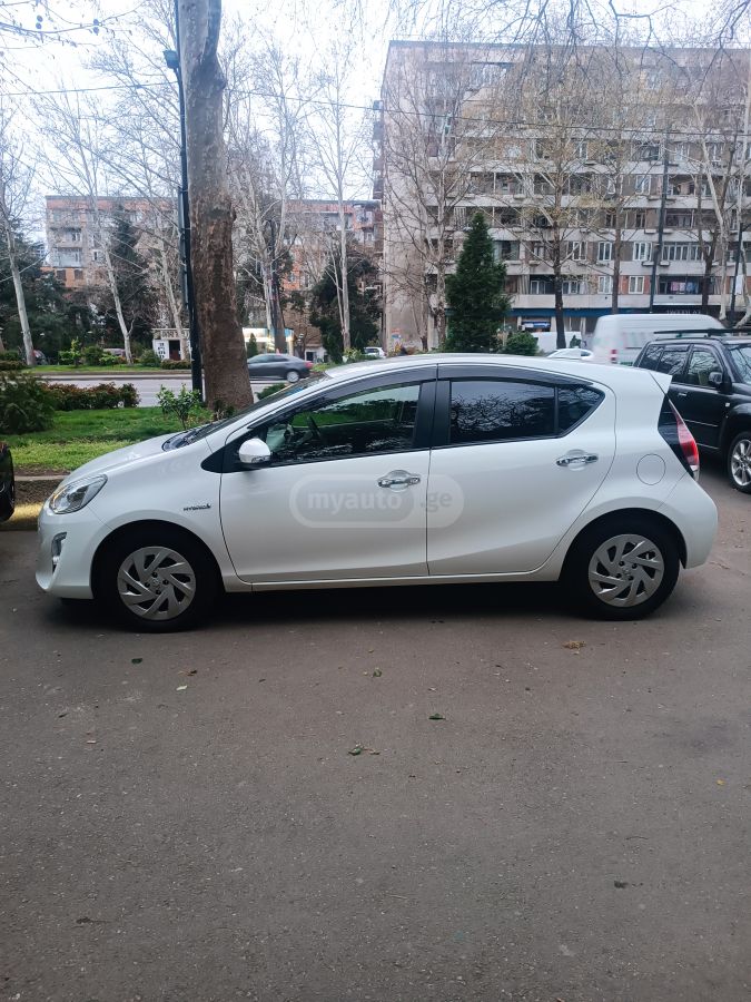 Toyota Aqua - фото 7