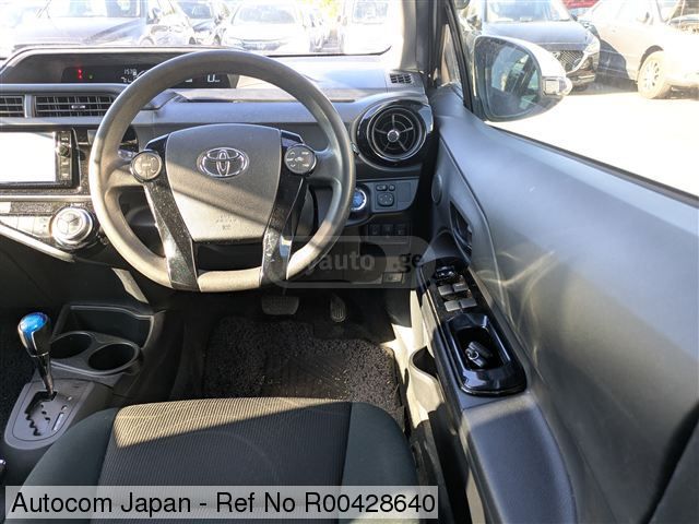 Toyota Aqua - фото 8