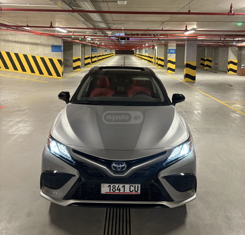 Toyota Camry - фото 1