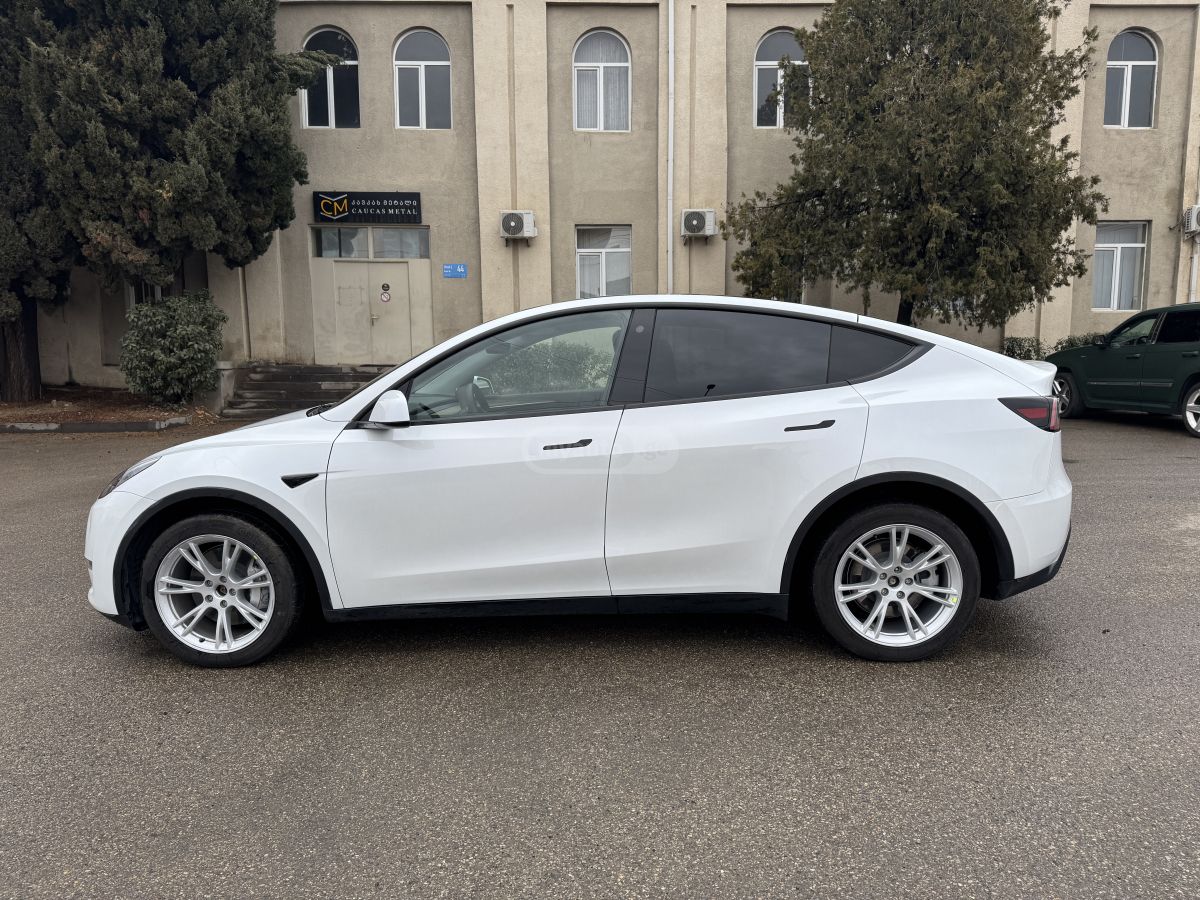 Tesla Model Y - фото 8