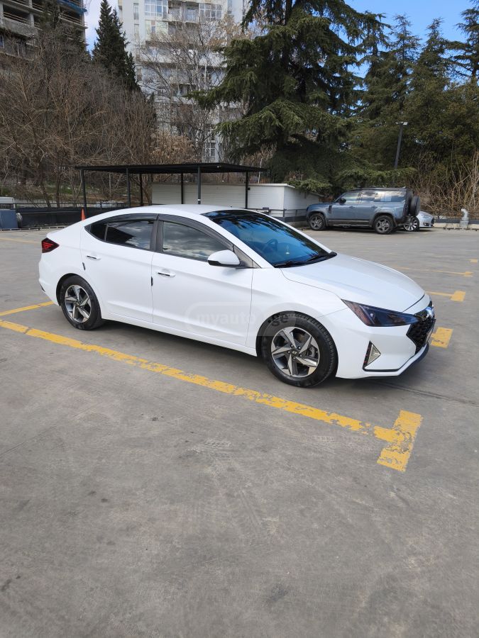 Hyundai Elantra - фото 1