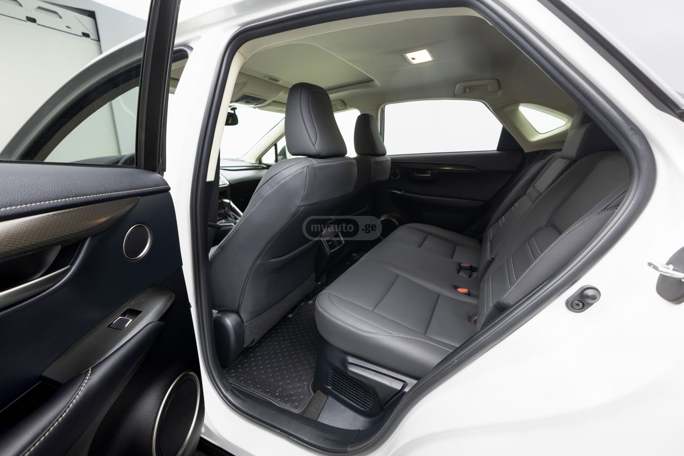 Lexus Base 4dr All-Wheel Drive CVT — миниатюра 7