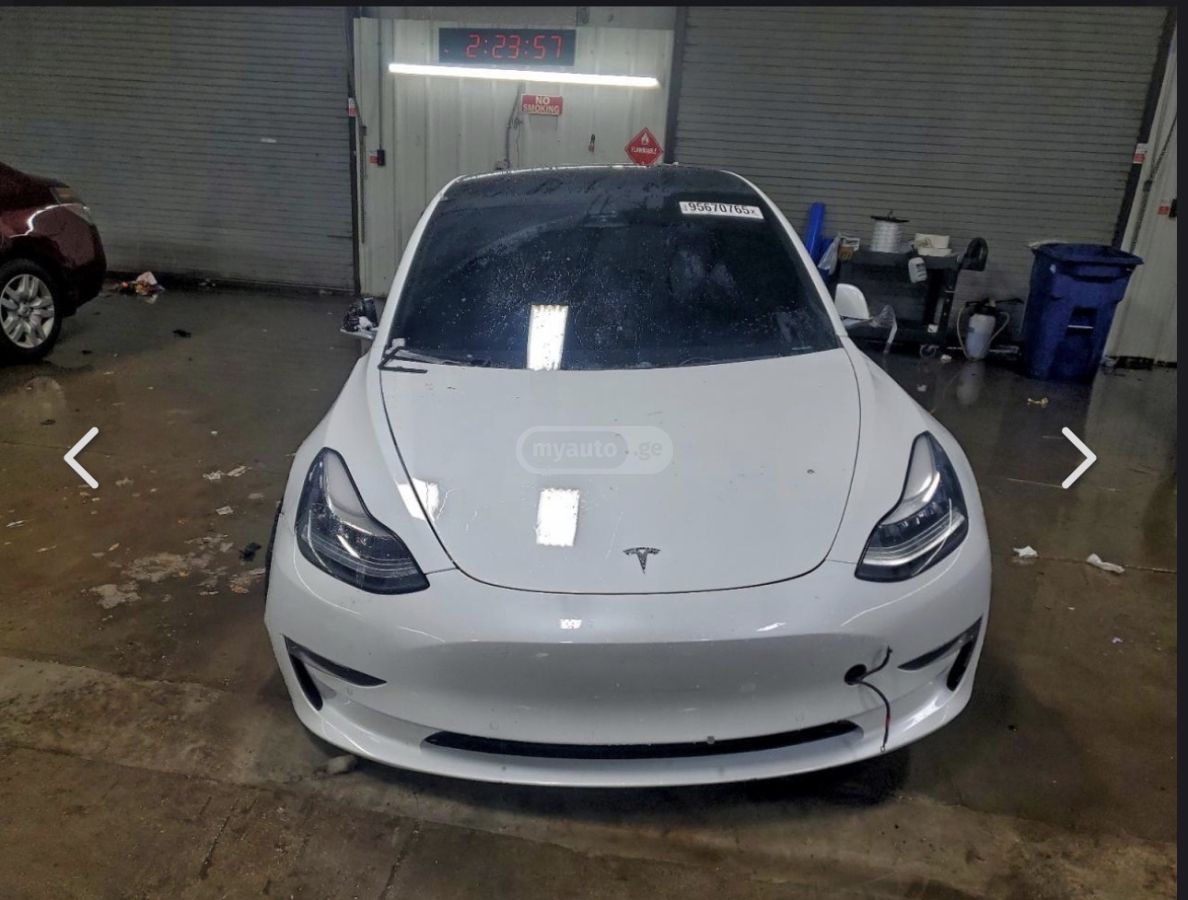 Tesla Model 3 - фото 1