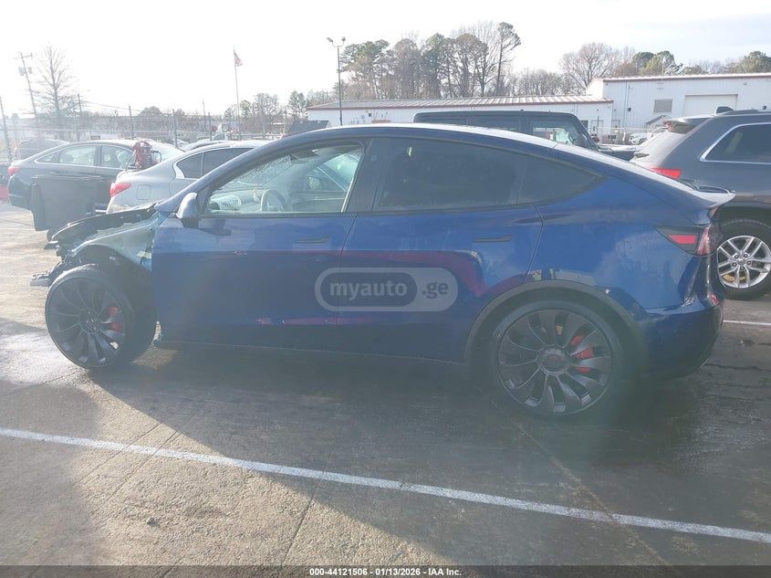 Tesla Model Y - фото 11