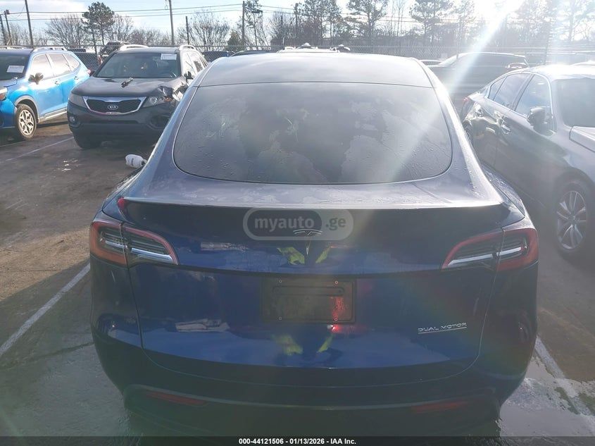 Tesla Model Y - фото 12