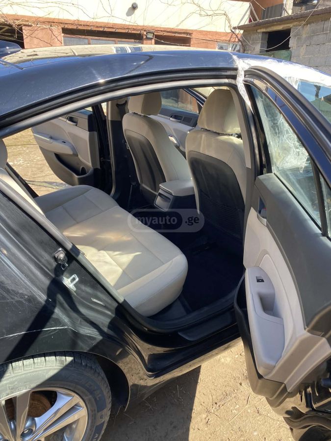 Hyundai Elantra - фото 3