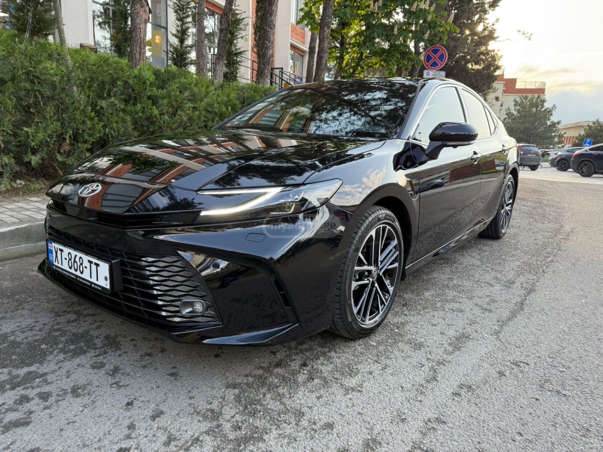 Toyota Camry - фото 1