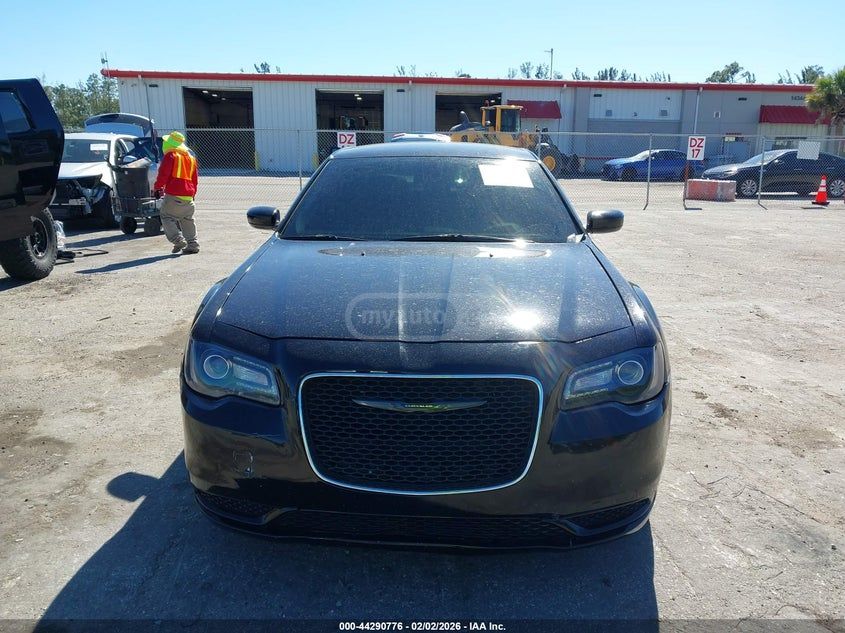 Chrysler 300 2023 — миниатюра 12