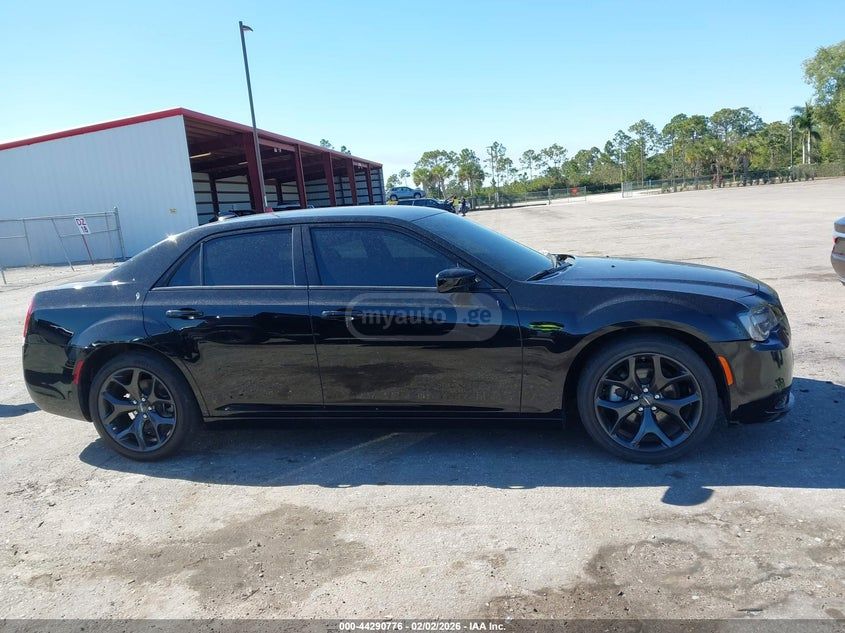 Chrysler 300 2023 — миниатюра 13