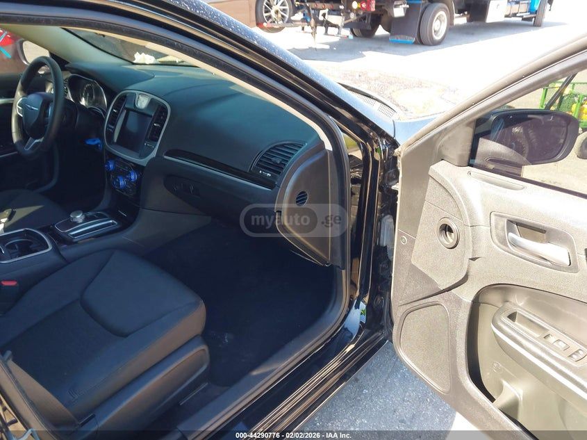 Chrysler 300 2023 — миниатюра 5