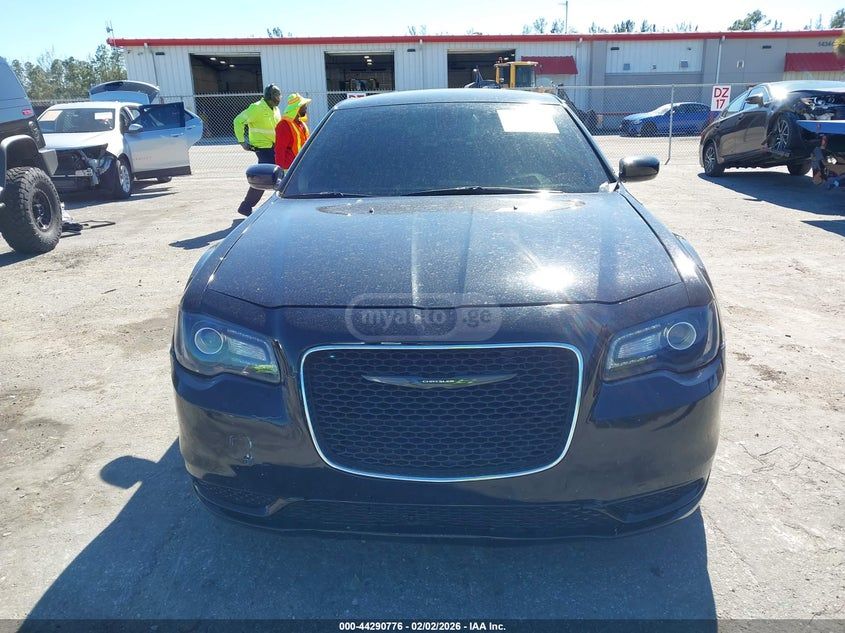 Chrysler 300 2023 — миниатюра 6