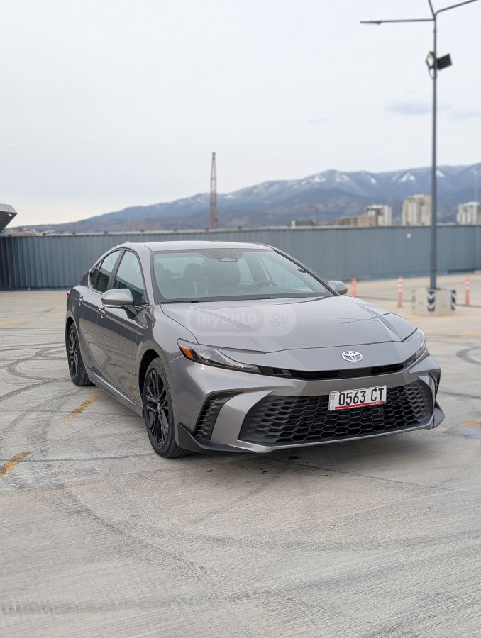 Toyota Camry - фото 1