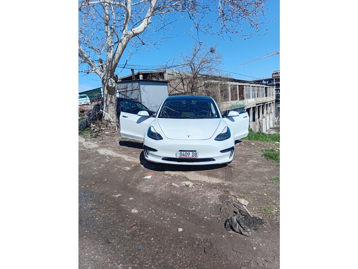 Tesla Model 3 - фото 1