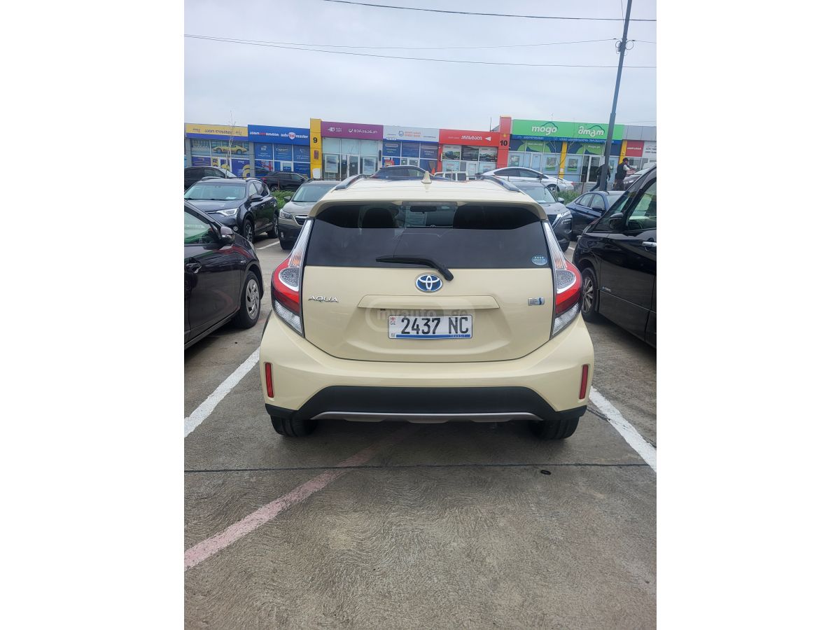 Toyota Aqua - фото 5