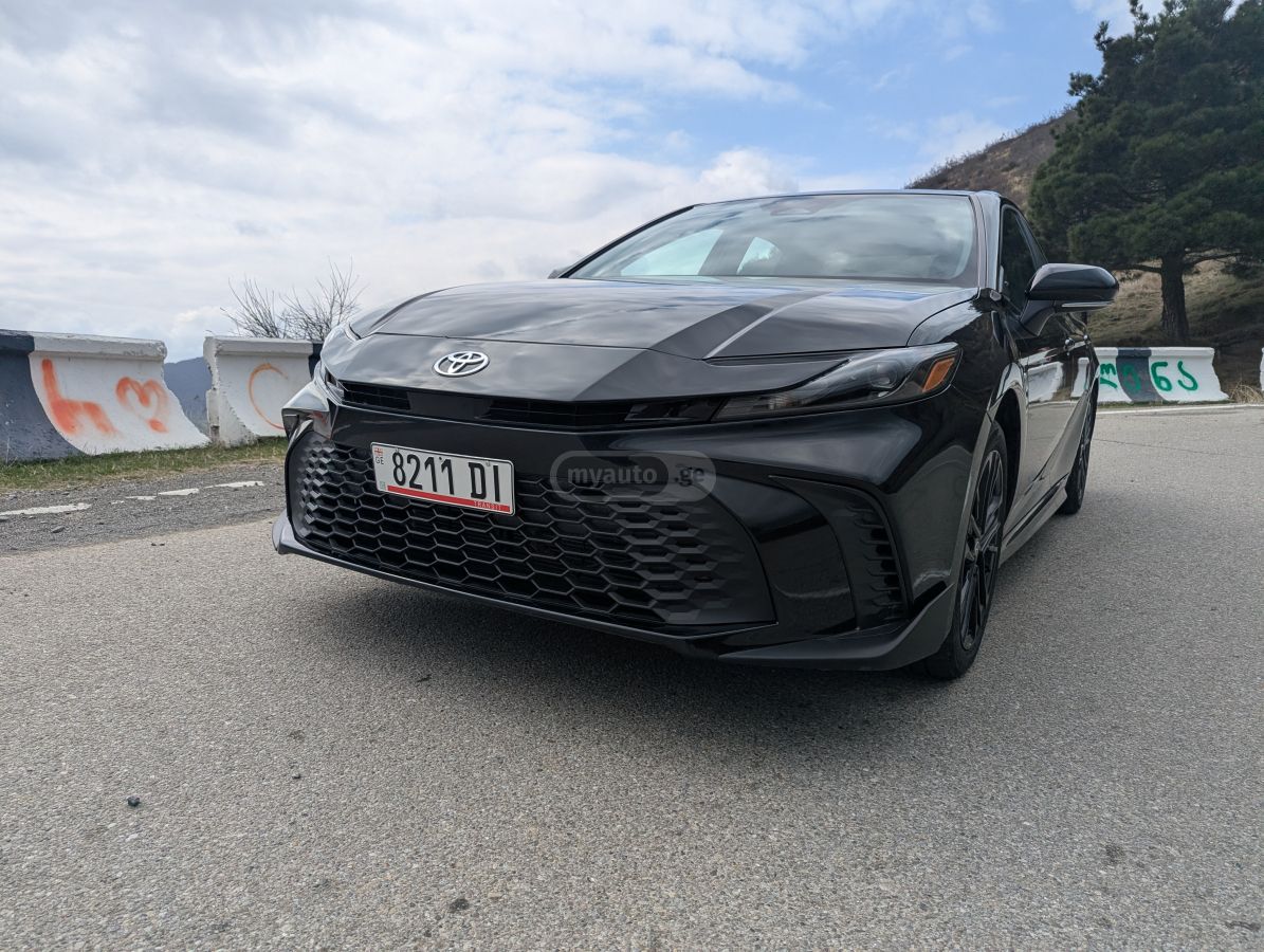 Toyota Camry - фото 1