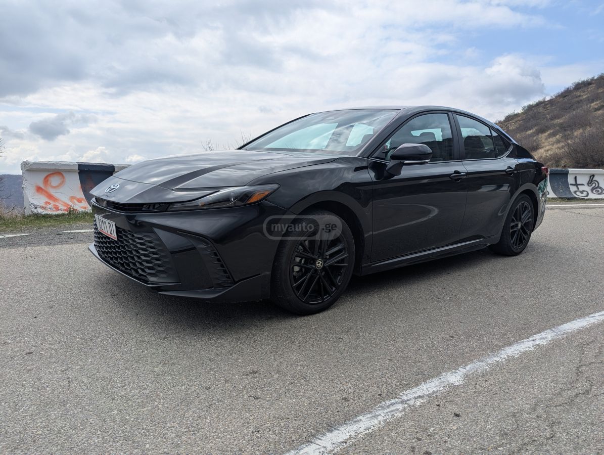Toyota Camry - фото 2