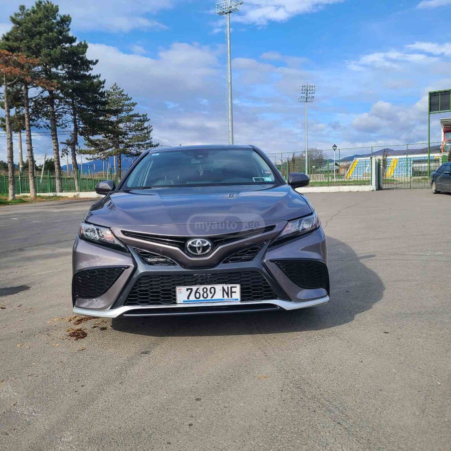 Toyota Camry - фото 1