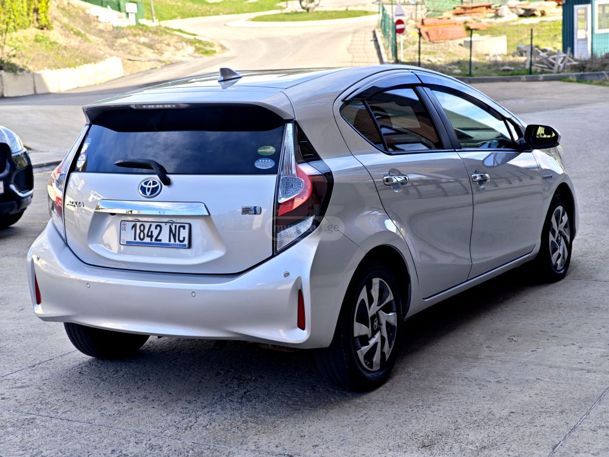 Toyota Aqua - фото 8