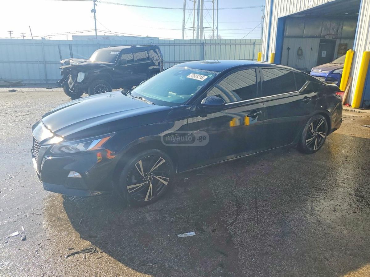 Nissan Altima - фото 1