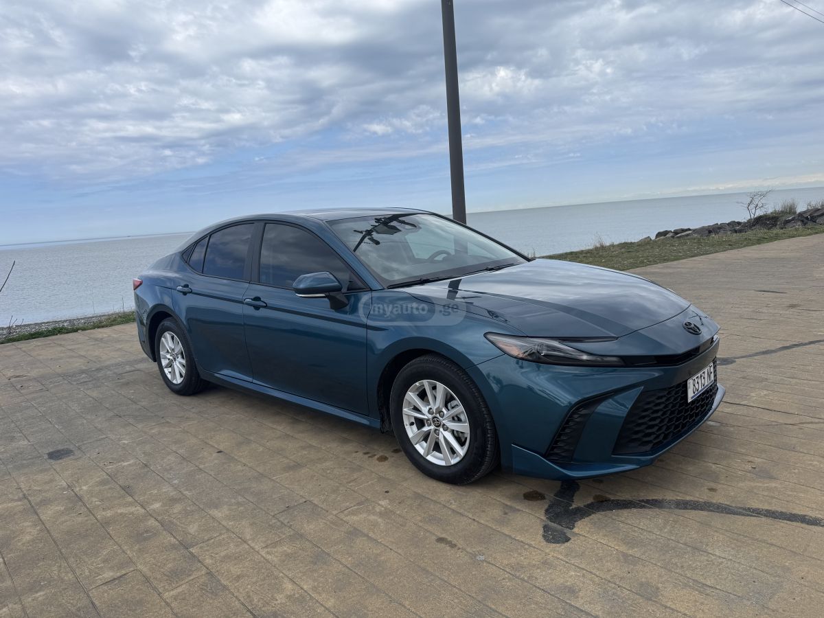 Toyota Camry - фото 1