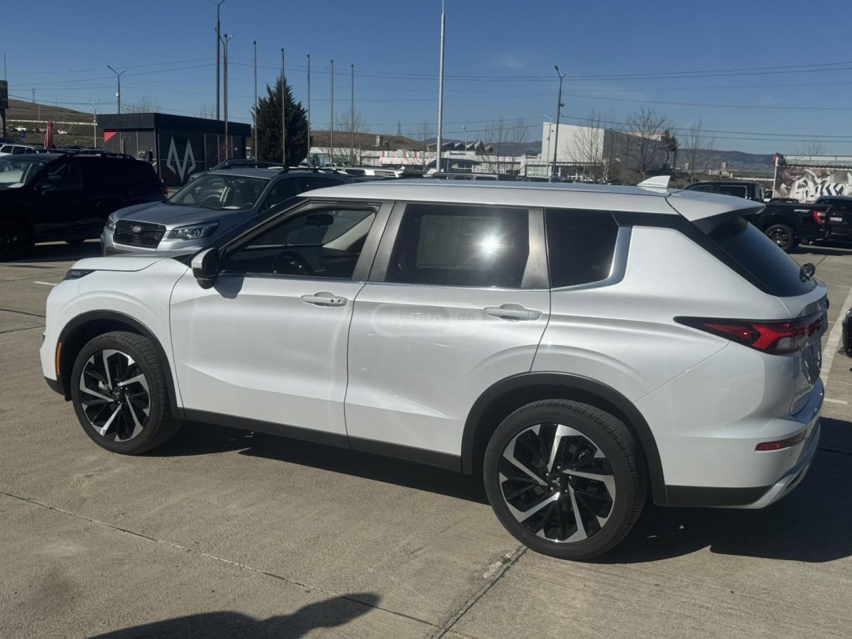 Mitsubishi Outlander 2024 — фото 7 купить в Москве
