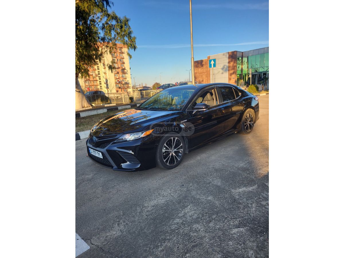 Toyota Camry - фото 1
