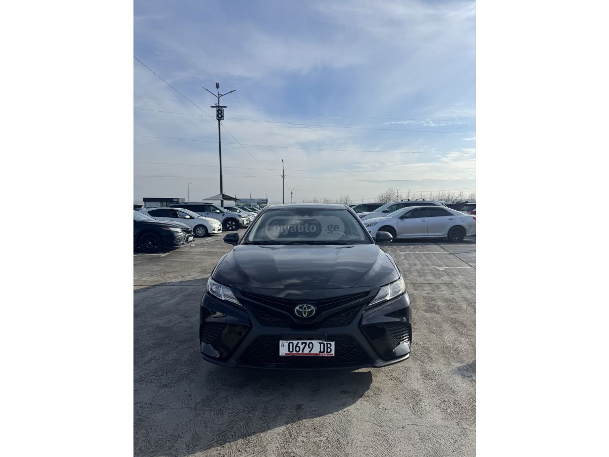 Toyota Camry - фото 1