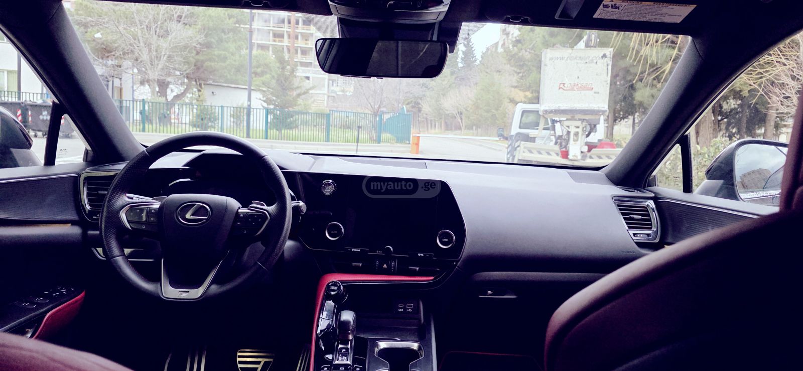 Lexus F SPORT Handling 4dr All-Wheel — миниатюра 11