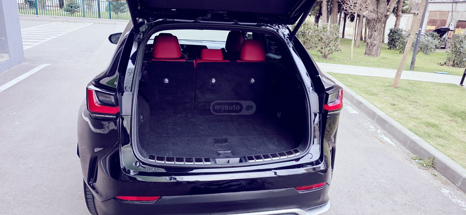 Lexus F SPORT Handling 4dr All-Wheel — миниатюра 12