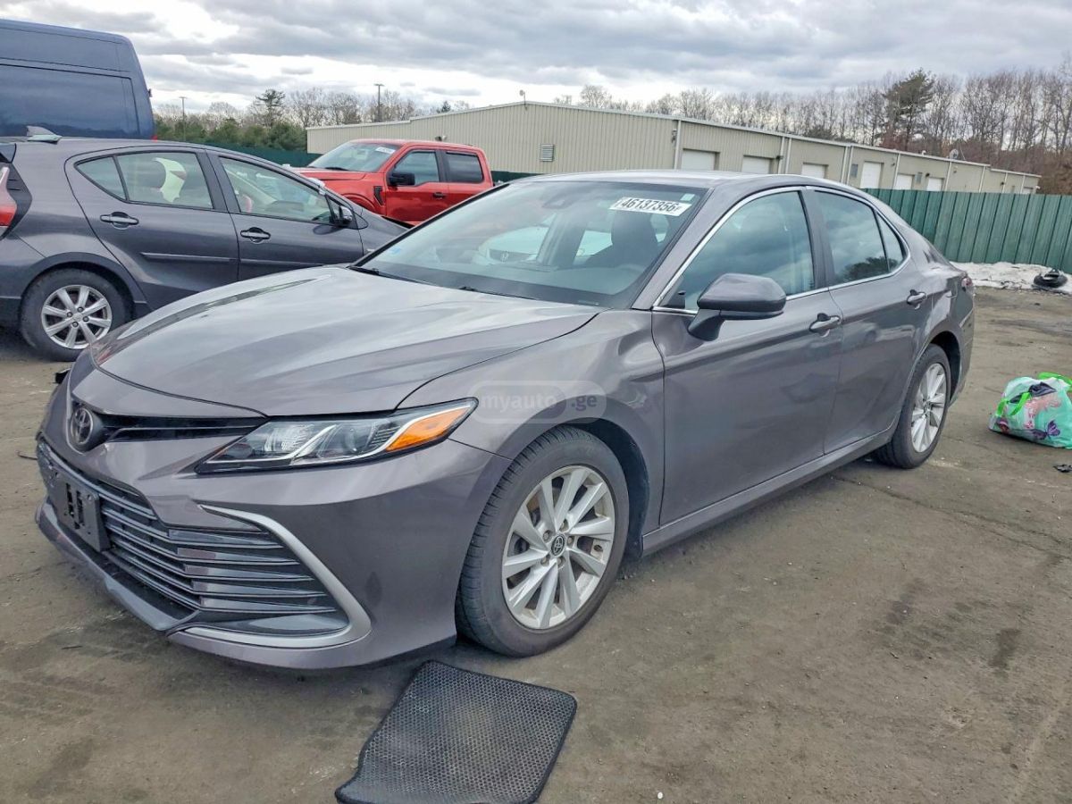 Toyota Camry - фото 1