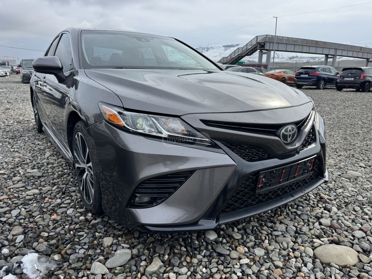 Toyota Camry - фото 1
