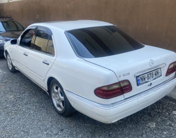 Mercedes-BenzE 320