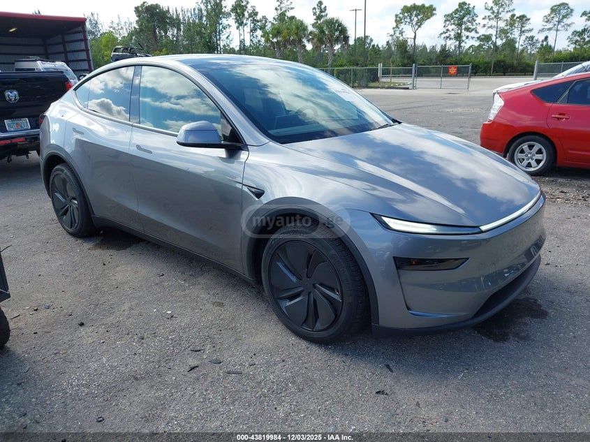 Tesla Model Y 2026 — миниатюра 1