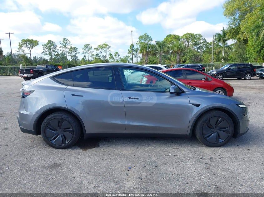 Tesla Model Y 2026 — миниатюра 13