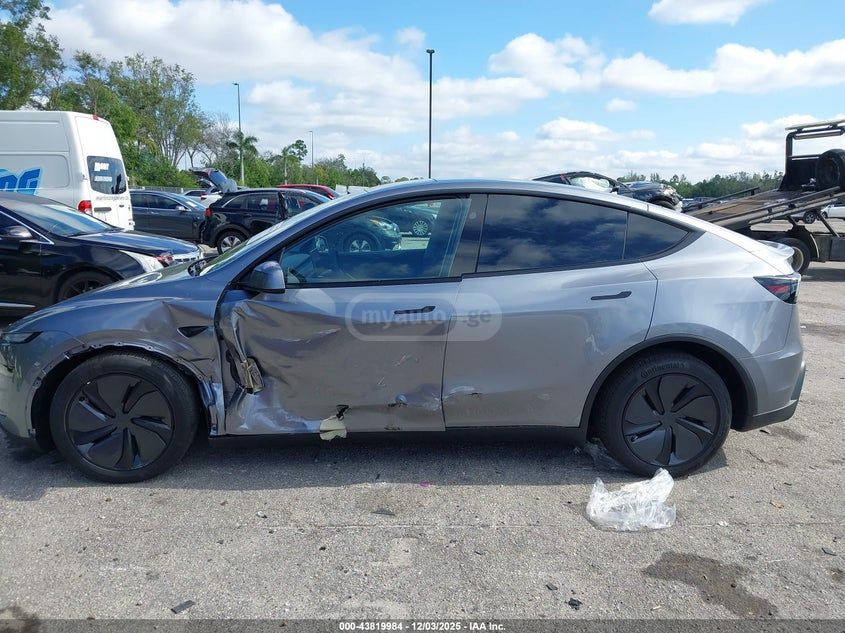 Tesla Model Y 2026 — миниатюра 14