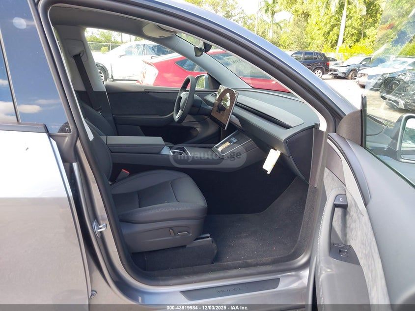 Tesla Model Y 2026 — миниатюра 5