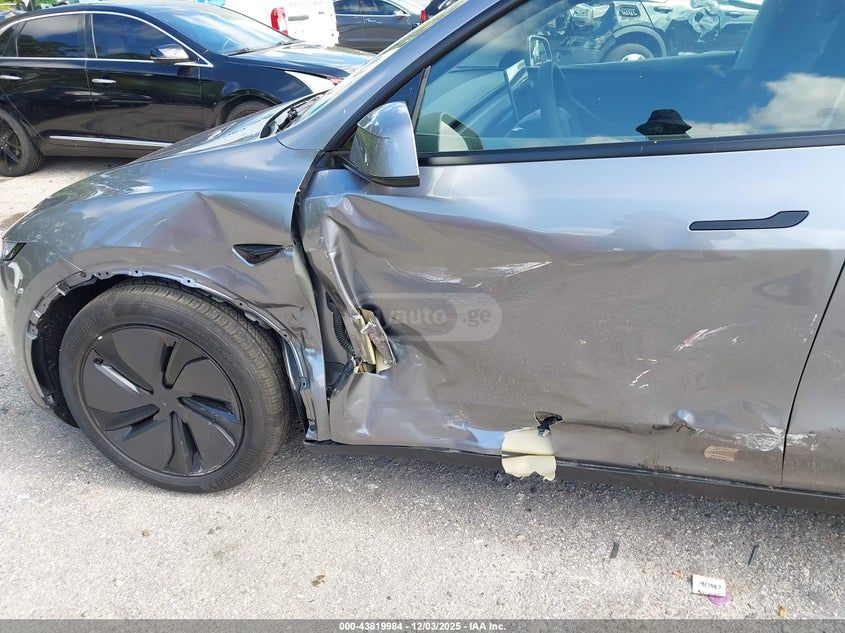 Tesla Model Y 2026 — миниатюра 6