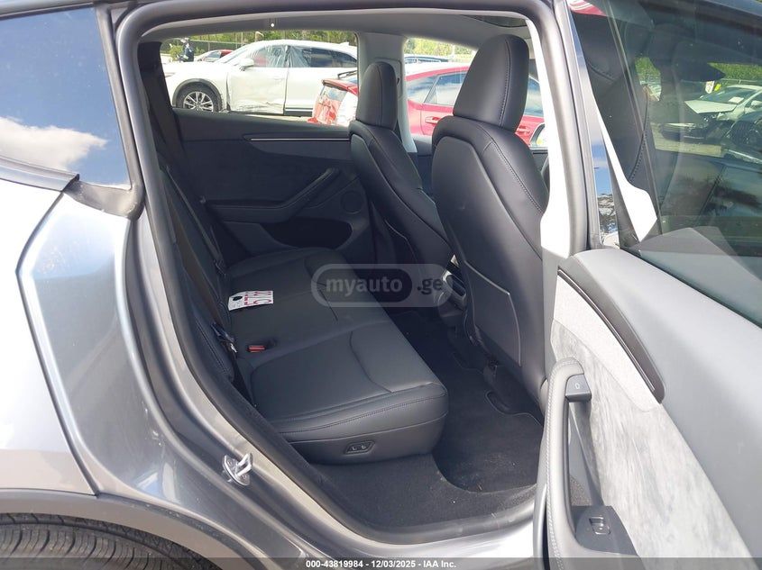 Tesla Model Y 2026 — миниатюра 8