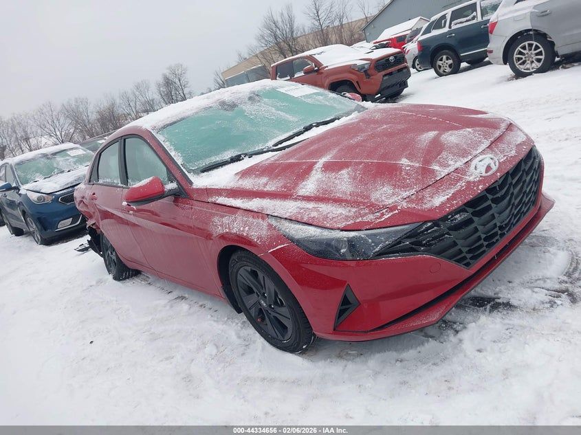 Hyundai Elantra - фото 1