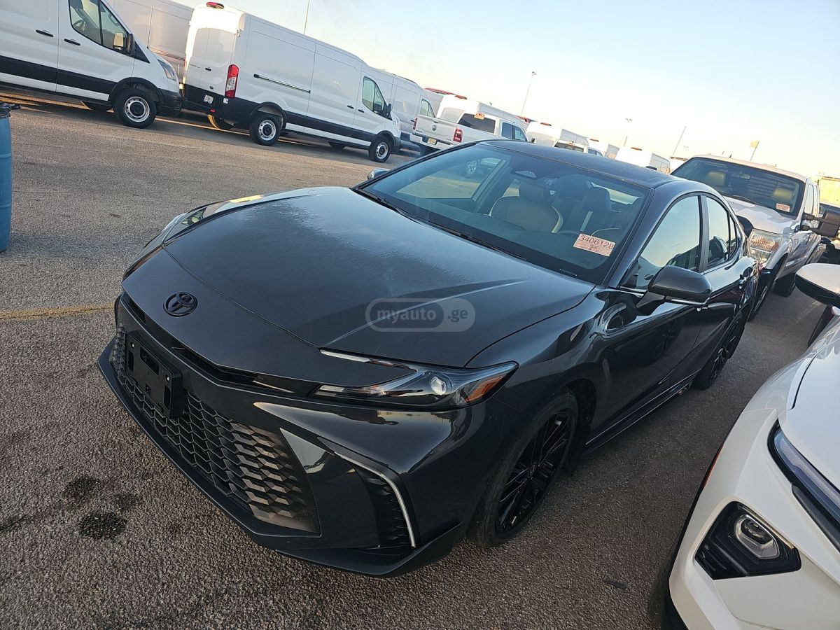 Toyota Camry - фото 1