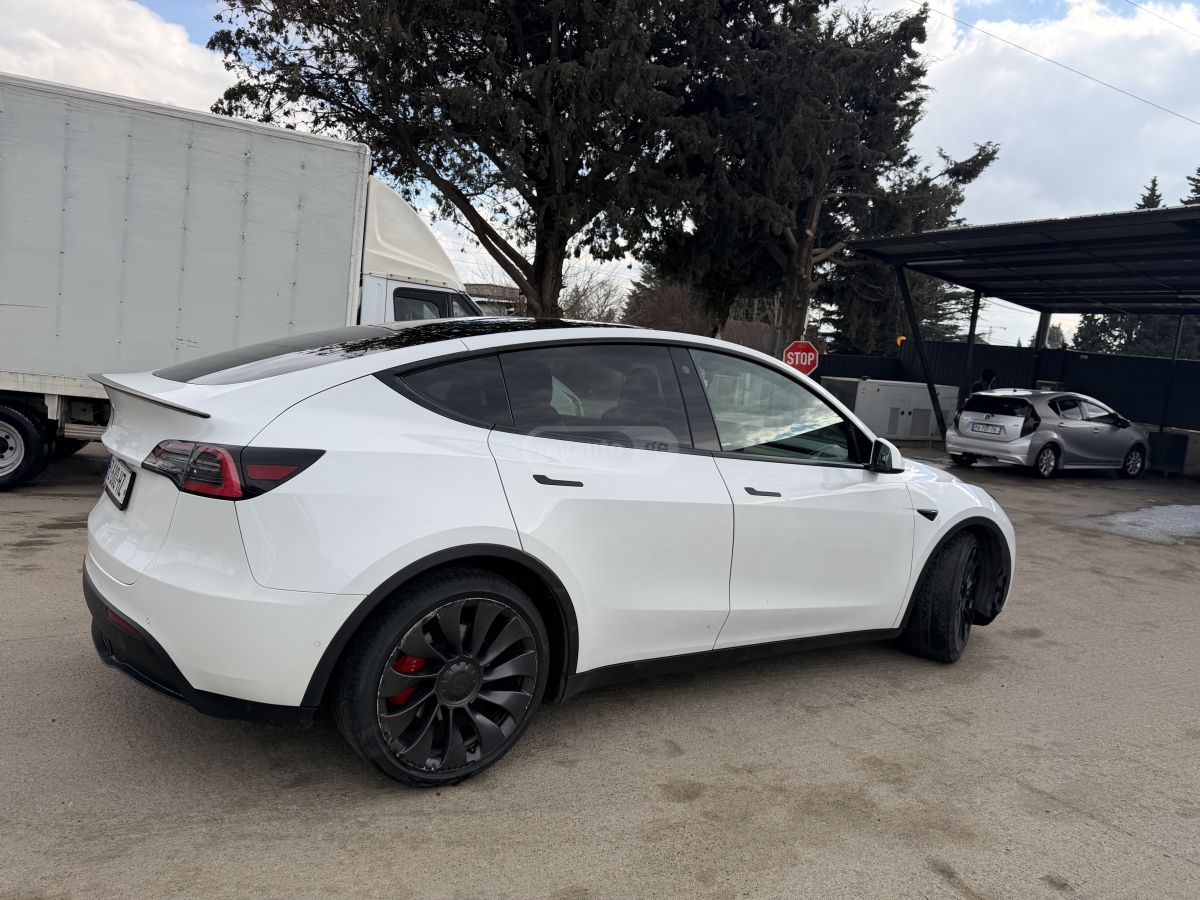 Tesla Model Y - фото 3