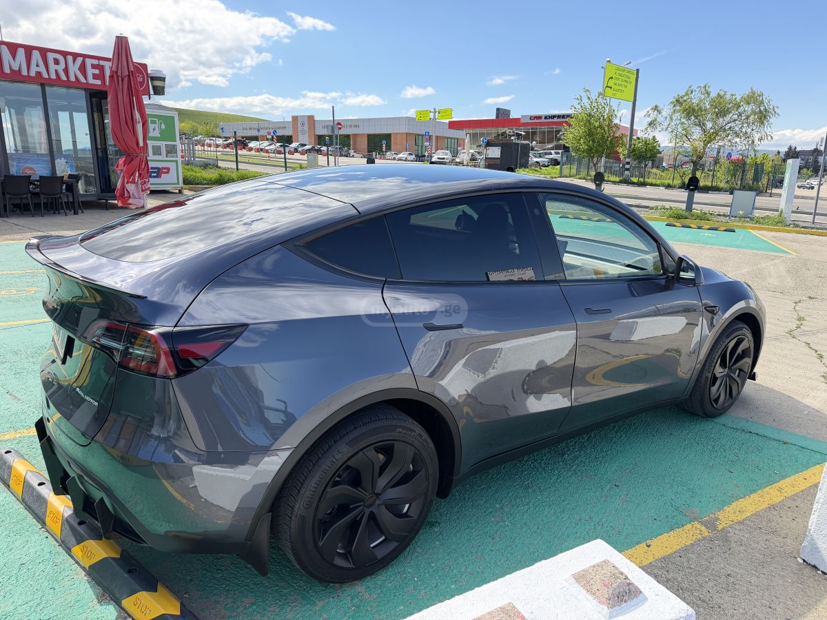 Tesla Model Y - фото 8