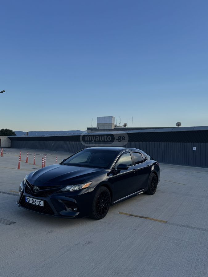 Toyota Camry - фото 1