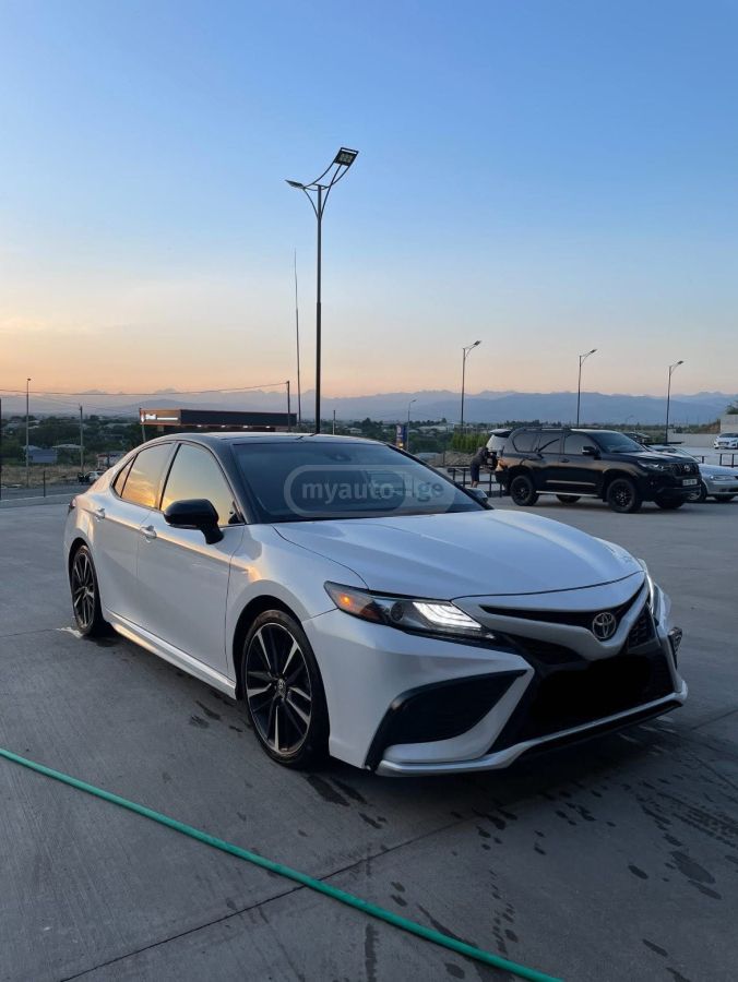 Toyota Camry - фото 1