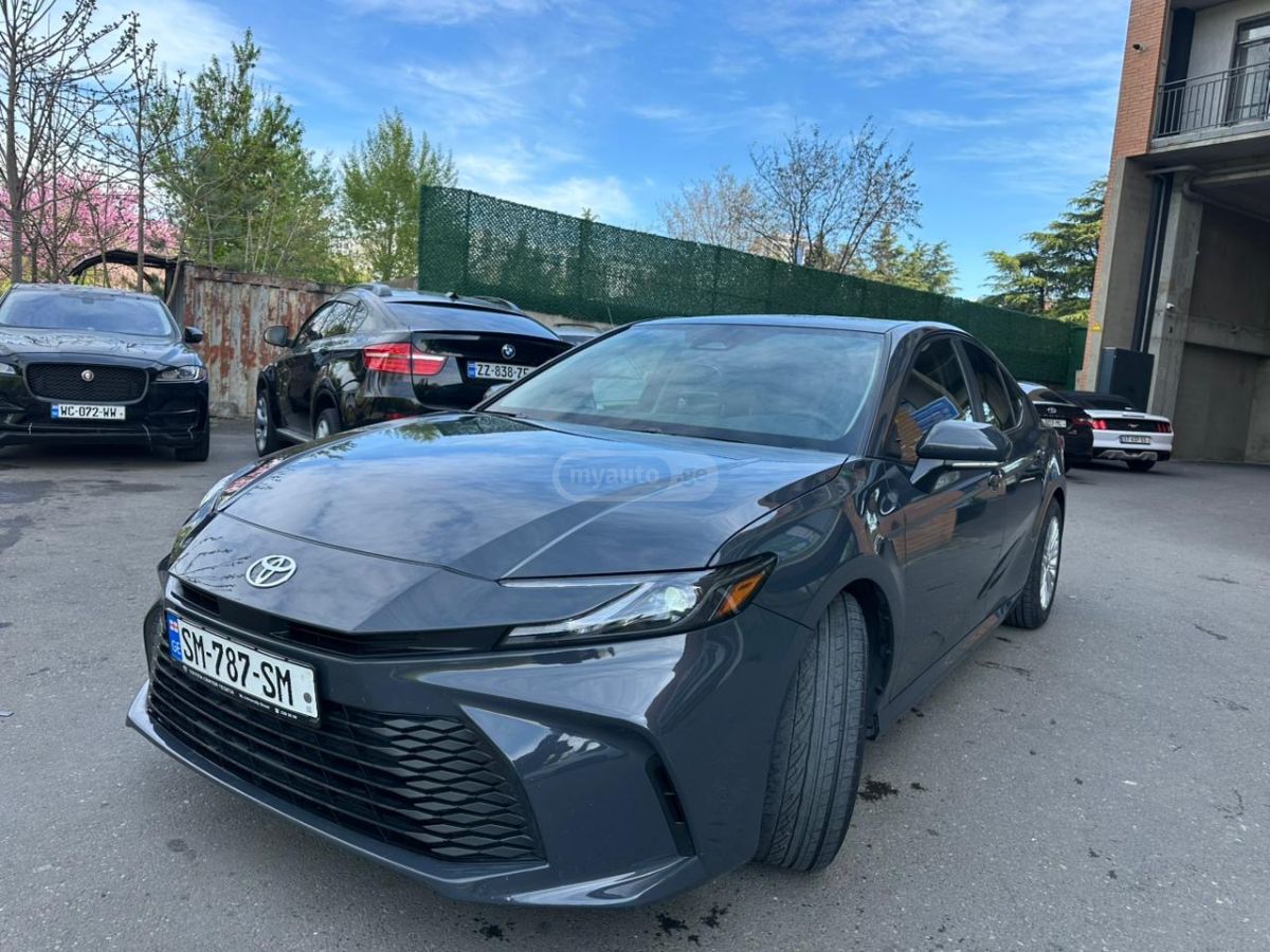Toyota Camry - фото 1